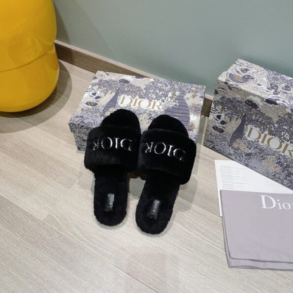 Dior Slippers: Luxe Comfort, 25% Off!